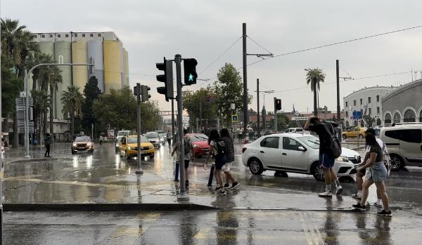 İzmir'de sağanak etkili oldu