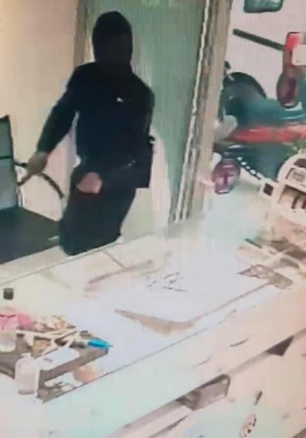İzmir'de silahlı soygun anı kamerada