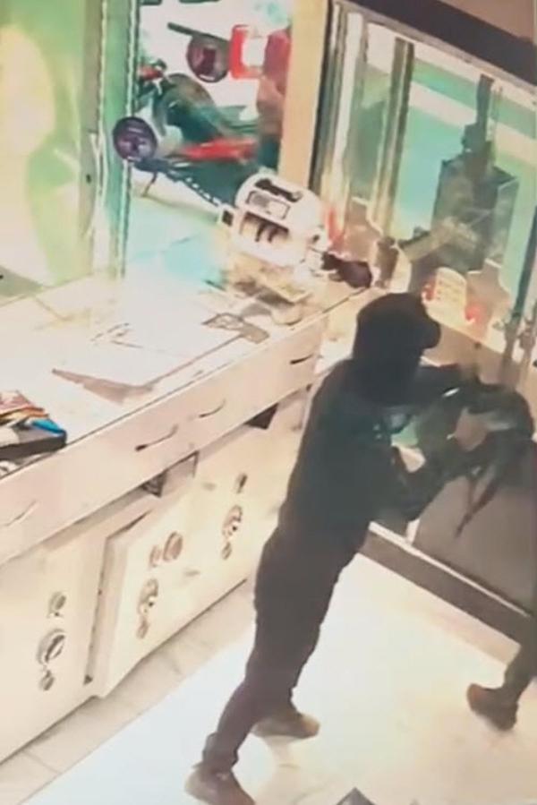 İzmir'de silahlı soygun anı kamerada