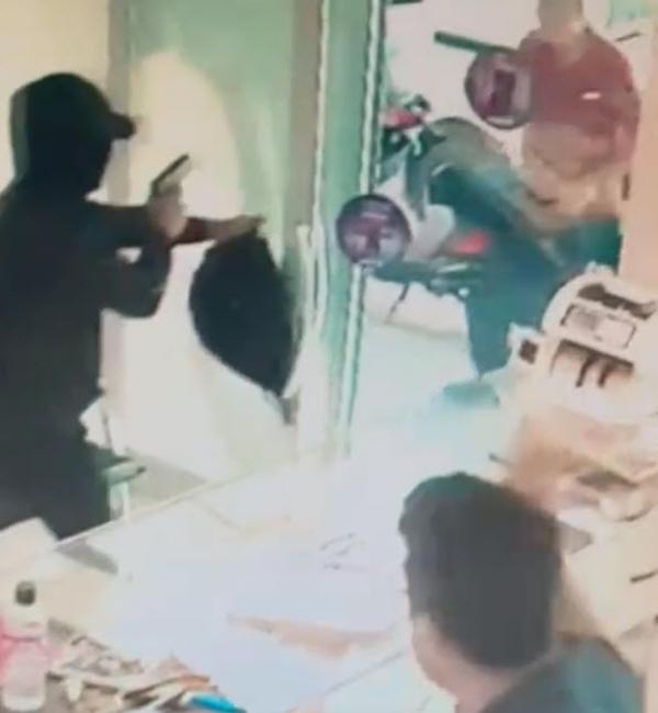 İzmir'de silahlı soygun anı kamerada