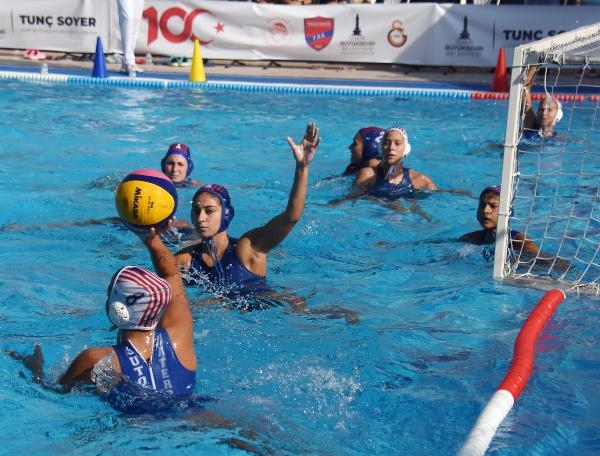 İzmir'de sutopu dostluk turnuvası başladı