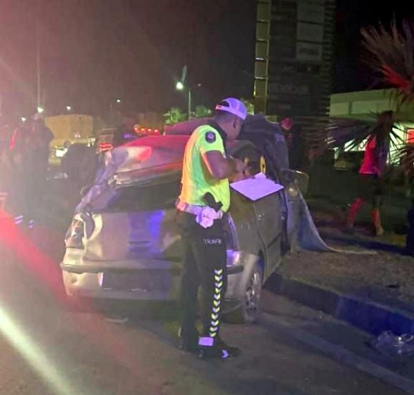 Kadın sürücü direğe çarptı, hayatını kaybetti