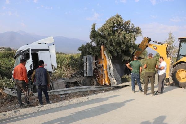 Kamyon, düğün otobüsünü biçti: 6 ölü
