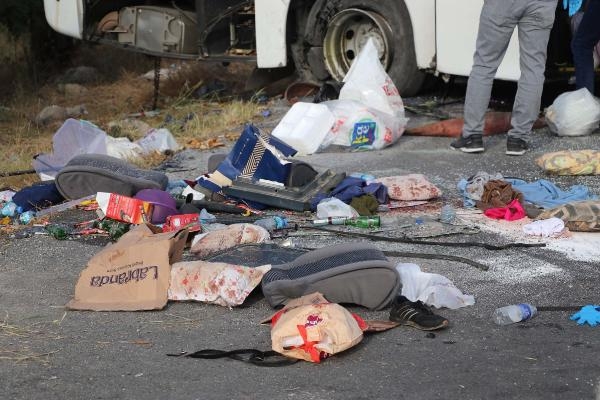 Kamyon, düğün otobüsünü biçti: 6 ölü