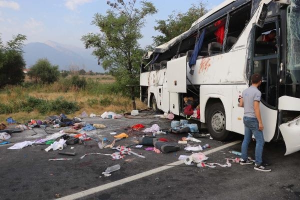 Kamyon, düğün otobüsünü biçti: 6 ölü