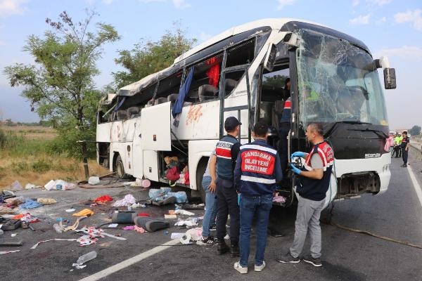 Kamyon, düğün otobüsünü biçti: 6 ölü