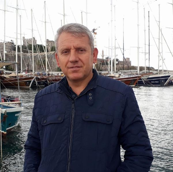 Kamyonet köprüye çarptı: 1 ölü, 1 yaralı