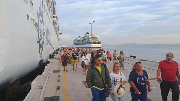Kuşadası'na 1 günde 7 kruvaziyerle 8 bin 370 turist geldi