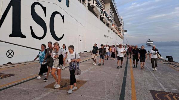 Kuşadası'na 1 günde 7 kruvaziyerle 8 bin 370 turist geldi