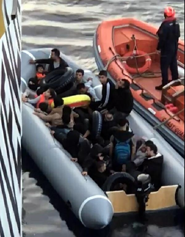 Kuşadası'nda 3 lastik botta 93 kaçak göçmen yakalandı