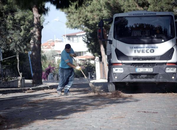 Kuşadası'nda temizlik mesaisi! Cadde ve sokaklar yıkanıyor