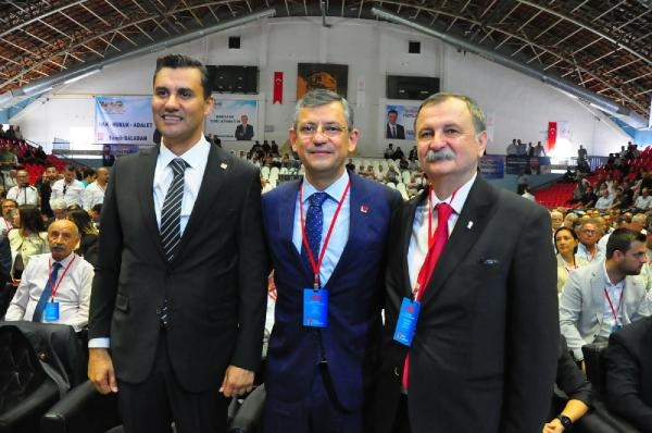 Manisa CHP'de Özgür Özel'in adayı il başkanı seçildi