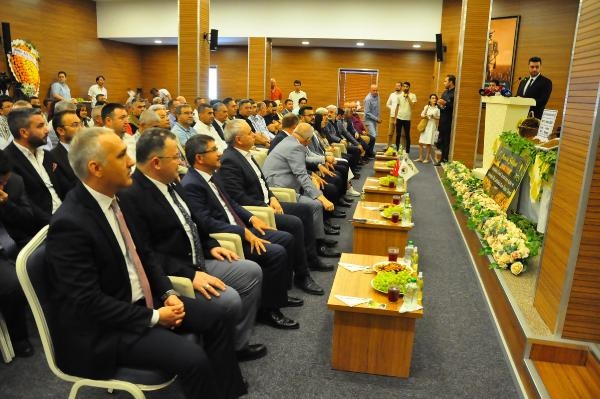 Manisa'da sezonun ilk kuru üzümü açık arttırmayla 1250 TL'ye satıldı