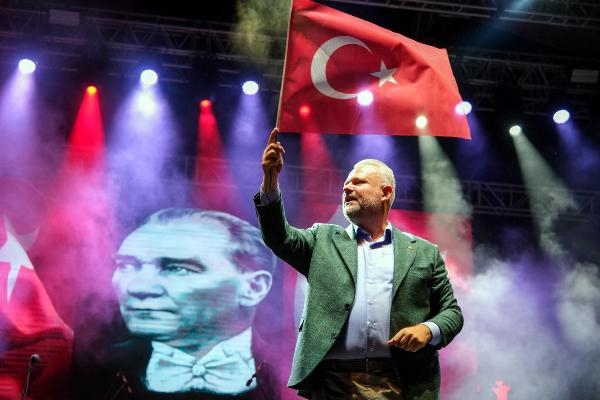 Menemen'de ünlü şef 100. yıl onuruna yemek dağıttı