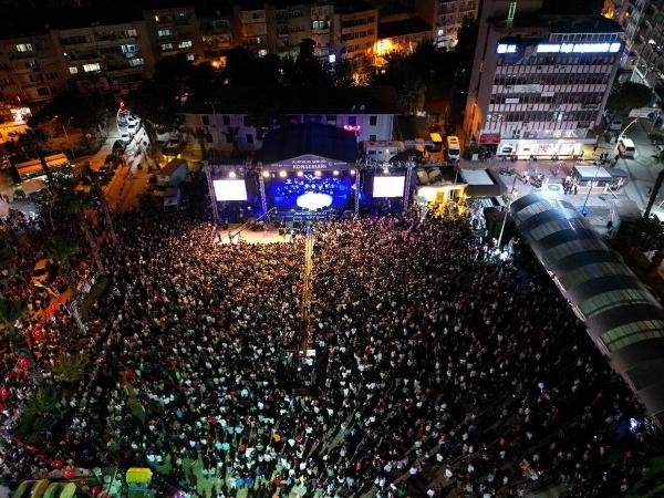 Menemen'de ünlü şef 100. yıl onuruna yemek dağıttı