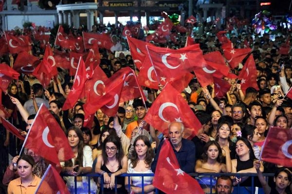 Menemen'de ünlü şef 100. yıl onuruna yemek dağıttı