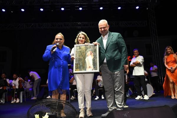 Menemen'de ünlü şef 100. yıl onuruna yemek dağıttı