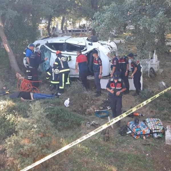 Mezarlığa yuvarlanan otomobilde 3 kişi öldü