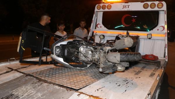 Motokurye ile otomobil çarpıştı: 1 ölü, 1 yaralı