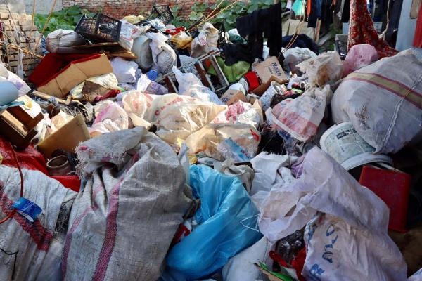 Nazilli'de çöp evden 7 kamyon atık çıkartıldı