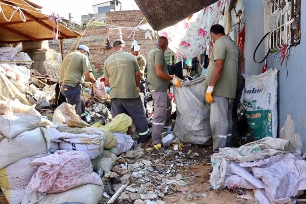 Nazilli'de çöp evden 7 kamyon atık çıkartıldı