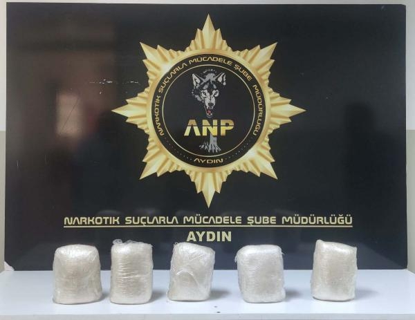 Otomobilde bulunan 5 kilo uyuşturucuya 2 tutuklama