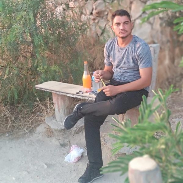Otomobilden fırladı, demir bariyer saplandı