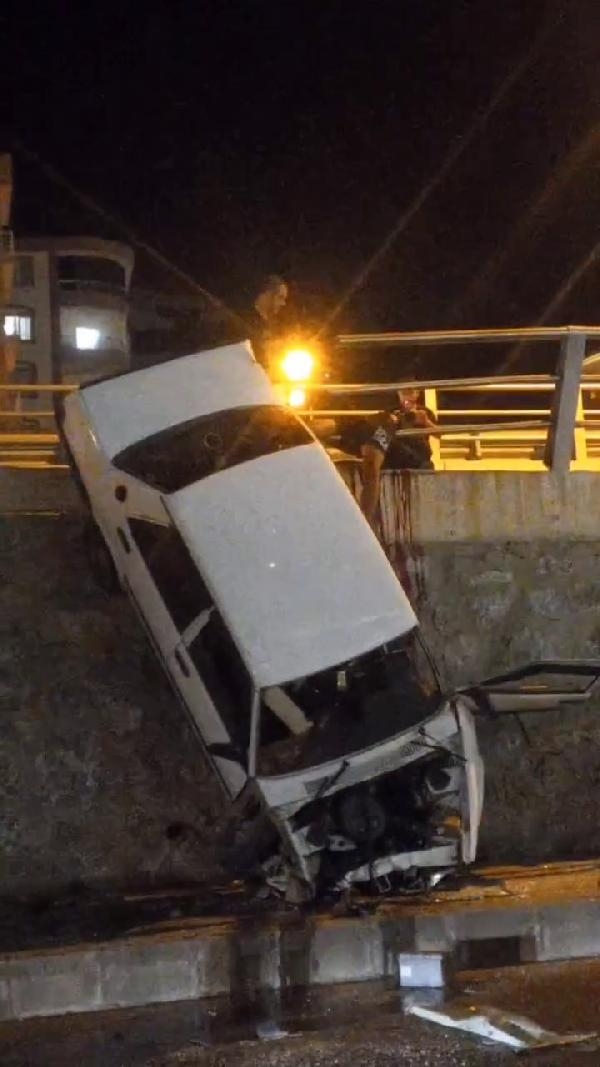 Otomobilden fırladı, demir bariyer saplandı