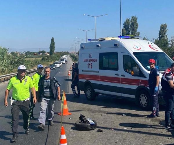 Refüjü aşıp TIR'a çarpan otomobildeki karı- koca öldü, çocukları yaralandı