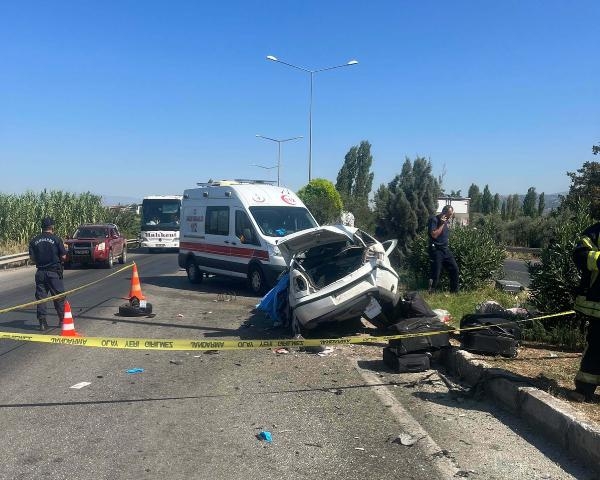 Refüjü aşıp TIR'a çarpan otomobildeki karı- koca öldü, çocukları yaralandı