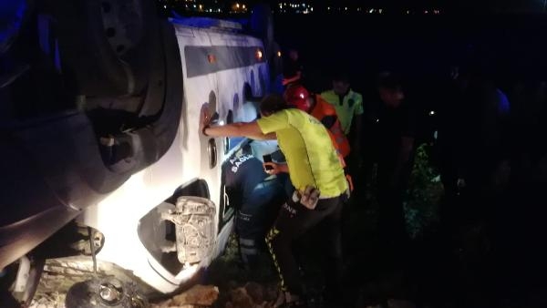 Servis minibüsü kavun tarlasına uçtu