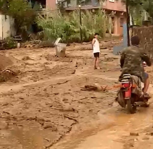 Sokaklardan çamur aktı