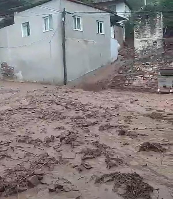 Sokaklardan çamur aktı