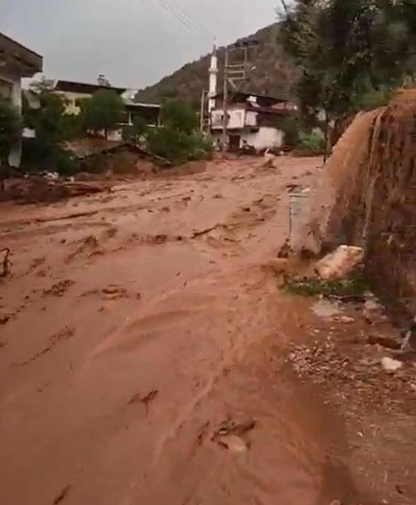 Sokaklardan çamur aktı
