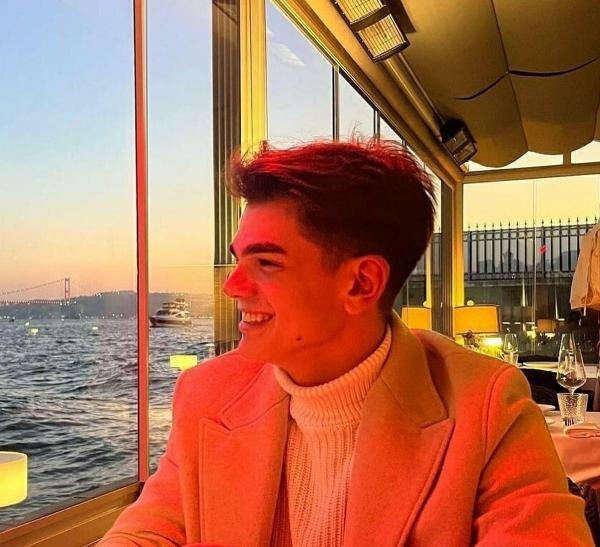Tatil yaptığı Simi Adası'nda denizde kalp krizi geçirdi
