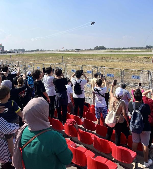 TEKNOFEST'te F-16 savaş uçağı ve helikopterle kol uçuşu gösterisi