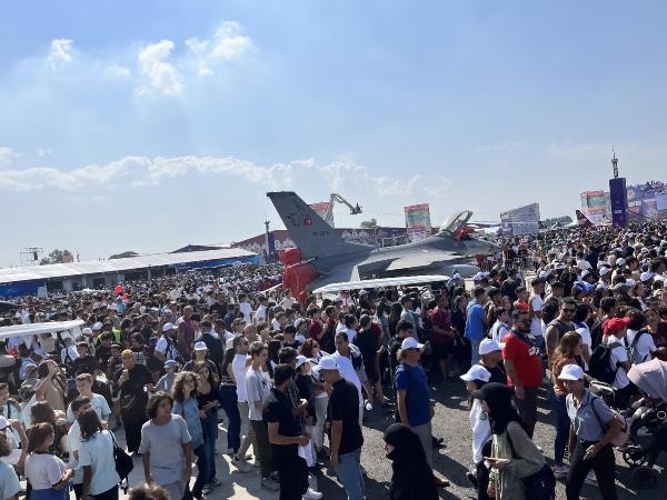 TEKNOFEST'te F-16 savaş uçağı ve helikopterle kol uçuşu gösterisi