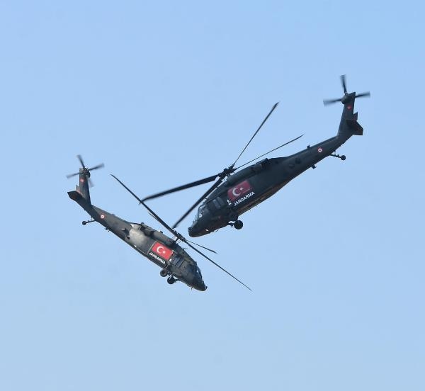 TEKNOFEST'te F-16 savaş uçağı ve helikopterle kol uçuşu gösterisi