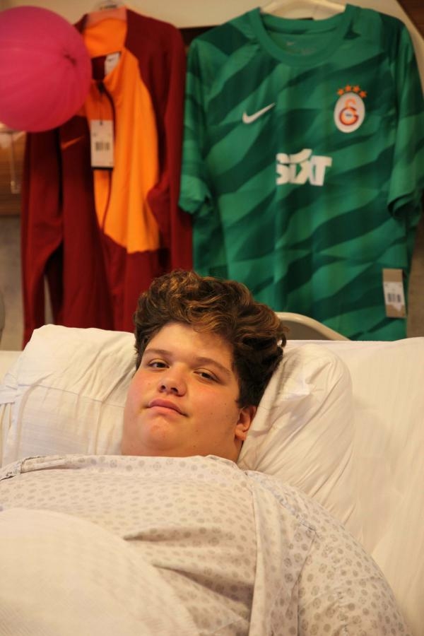 160 kiloya çıkan 15 yaşındaki Emre'ye ameliyat