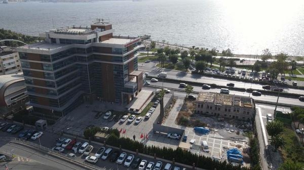 Bayraklı'daki Tarihi Üçüz Bina'nın restorasyonunda sona gelindi