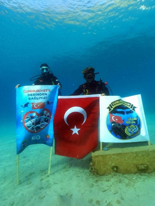 Bodrum'da sualtında 100'üncü yıl gösterisi