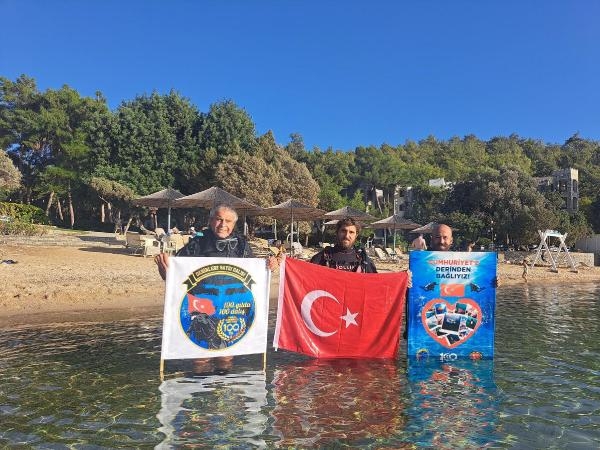 Bodrum'da sualtında 100'üncü yıl gösterisi