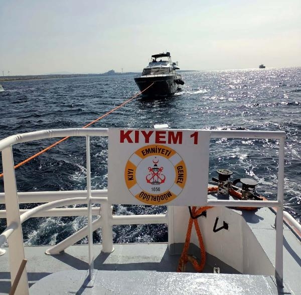 Çanakkale Boğazı'nda su alan teknedeki 4 kişi kurtarıldı