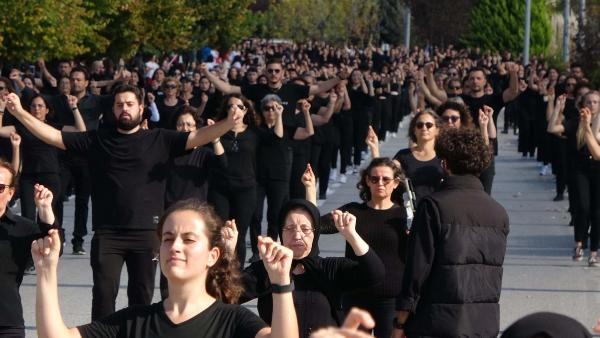 Çanakkale'de 2023 kişi zeybek oynadı