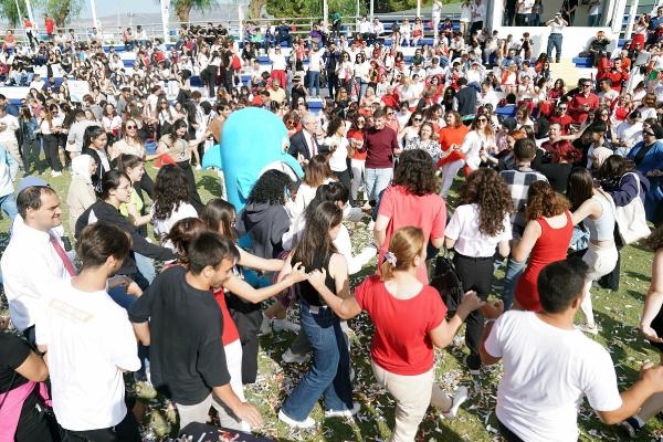 Ege Üniversitesi'nden öğrencilere şenlikli karşılama