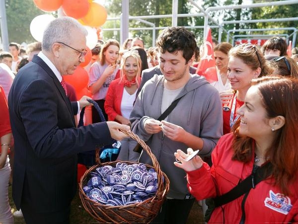 Ege Üniversitesi'nden öğrencilere şenlikli karşılama