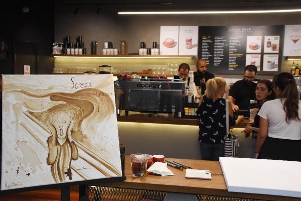 İzmir'de kahve posasından yapılan resimler sergileniyor