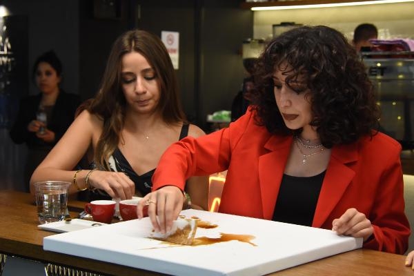 İzmir'de kahve posasından yapılan resimler sergileniyor