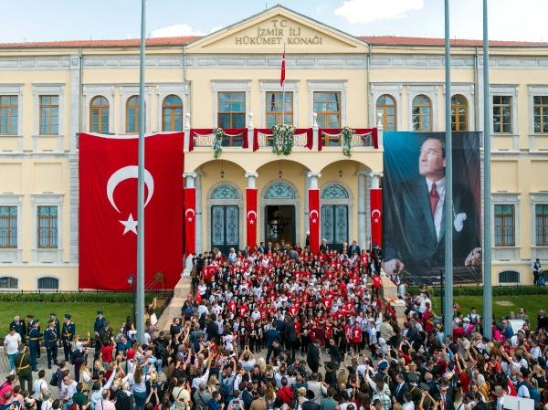 İzmirli öğrencilerden koreografiyle Türkiye haritası