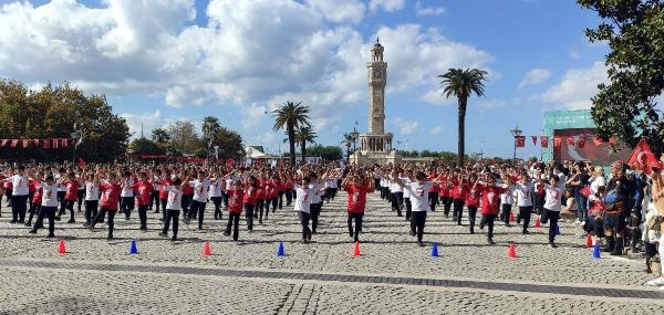 İzmirli öğrencilerden koreografiyle Türkiye haritası
